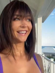 Video BTS di Rachel Cook nuda all'aperto in spiaggia trapelato