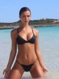 Video BTS di Rachel Cook nuda all'aperto in spiaggia trapelato