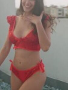 Video BTS di Rachel Cook nuda all'aperto in spiaggia trapelato