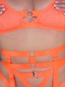 Video BTS di Rachel Cook nuda all'aperto in spiaggia trapelato