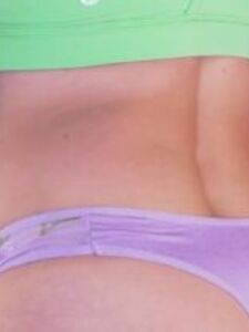 Video BTS di Rachel Cook nuda all'aperto in spiaggia trapelato