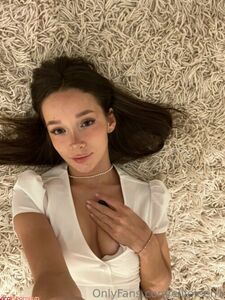 Album Onlyfans di Ellieleen con apertura di vagina e ano