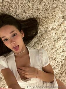 Album Onlyfans di Ellieleen con apertura di vagina e ano