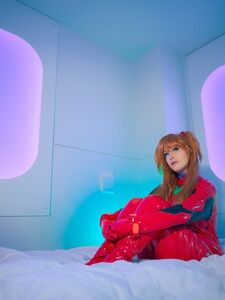 Meg Turney cosplay di Asuka al guinzaglio con manette di bondage nell'album Onlyfans