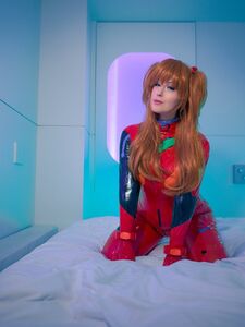 Meg Turney cosplay di Asuka al guinzaglio con manette di bondage nell'album Onlyfans
