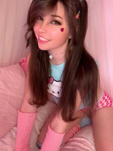 Fughe complete della vagina di Belle Delphine Hello Kitty