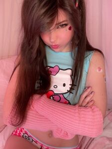 Fughe complete della vagina di Belle Delphine Hello Kitty
