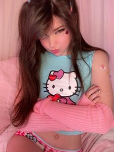 Fughe complete della vagina di Belle Delphine Hello Kitty