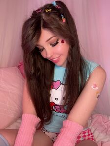 Fughe complete della vagina di Belle Delphine Hello Kitty