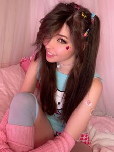 Fughe complete della vagina di Belle Delphine Hello Kitty