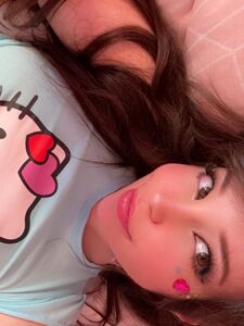 Fughe complete della vagina di Belle Delphine Hello Kitty