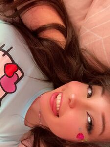 Fughe complete della vagina di Belle Delphine Hello Kitty