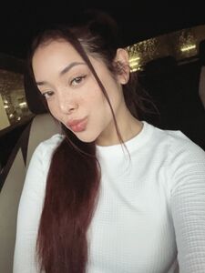 Heiße kolumbianische Frau mit einem dicken, runden Hintern