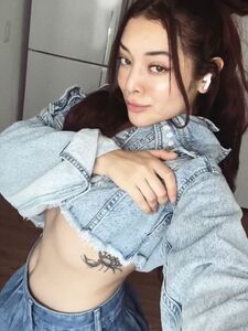 Heiße kolumbianische Frau mit einem dicken, runden Hintern