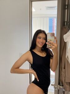 La bella e carina Violetaa Costa mostra il suo gigantesco posteriore in una compilation bollente