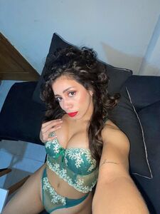 La formosa e sexy Bianca Sanchez sfoggia il suo enorme posteriore in una compilation virale