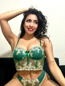 La formosa e sexy Bianca Sanchez sfoggia il suo enorme posteriore in una compilation virale