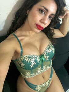 La formosa e sexy Bianca Sanchez sfoggia il suo enorme posteriore in una compilation virale