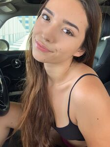 Güzel sevgili Samly Puff, arabada devasa kalçasını ve iç çamaşırını sergiliyor.