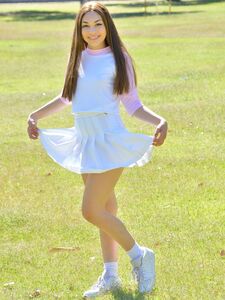 黑发美女凯莉在公园里露出她的小乳房，并用手指抚摸自己的私处。